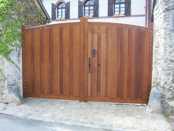 Réalisation portail de maison individuelle en bois sur mesure dans le 91 - saint chéron